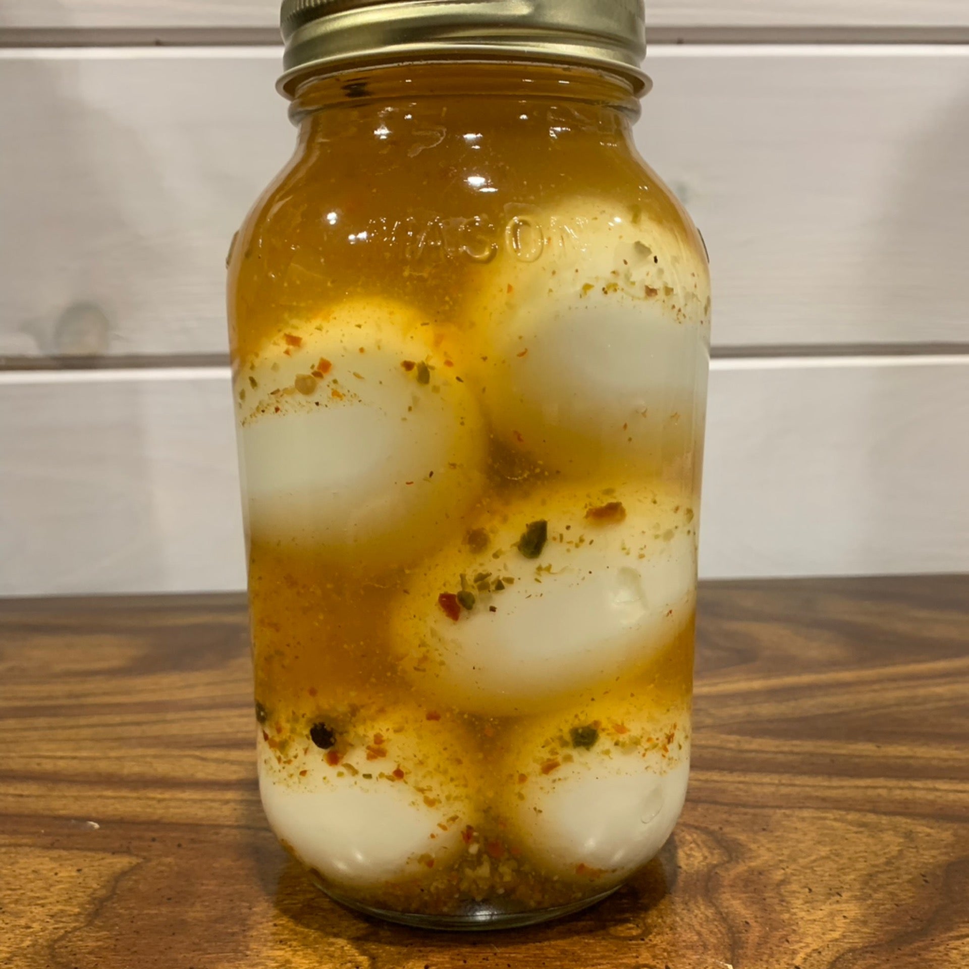 Oeufs piquants et fumés dans le vinaigre